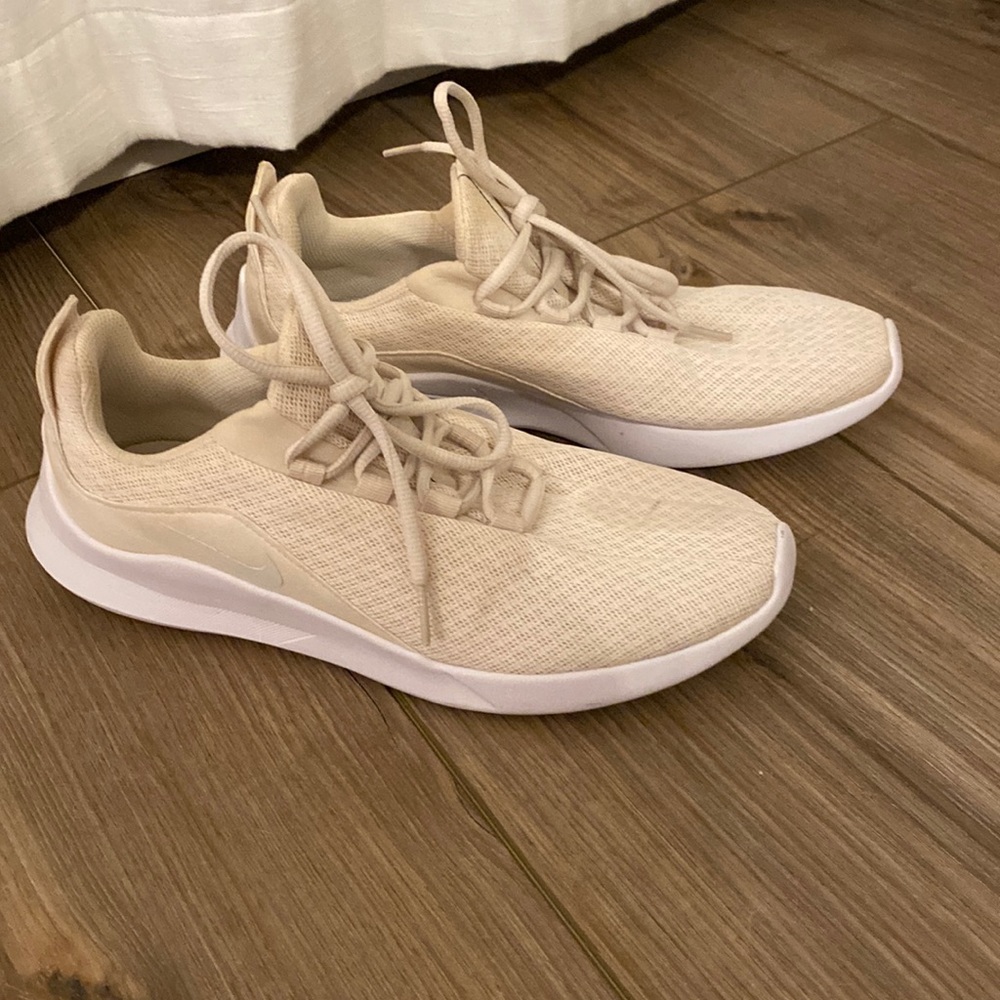 Women’s nike mesh cream sneaker size 10
